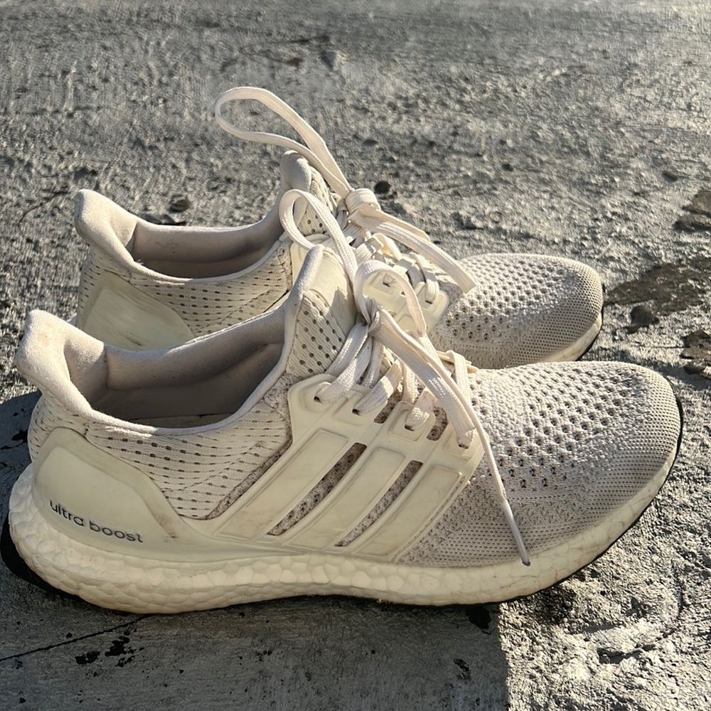 White ultra boost size 6.5 barely worn bottom is in great condition comfy
